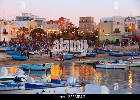 BARI, ITALIEN - 28. MAI 2017: Die Menschen besuchen Torre A Mare italienische Stadt, Vorort von Bari in Apulien Region. Mit 50,7 Millionen Besuchern pro Jahr ist Italien einer der Stockfoto