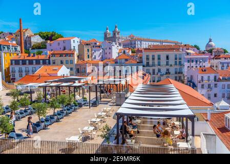 LISSABON, PORTUGAL, 1. JUNI 2019: Café mit Blick auf die Kirche São Vicente von Fora in Lissabon, Portugal Stockfoto