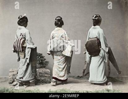 Foto aus dem späten 19th. Jahrhundert - Geishas zeigt Obi Schärpen, Japan Stockfoto