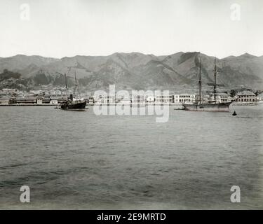 Foto des späten 19th. Jahrhunderts - Schiffe am Wasser, Kobe, Japan Stockfoto