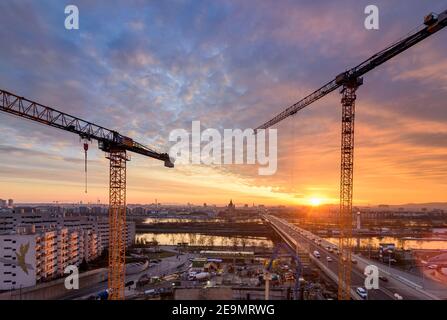 Wien, Wien: Baustellengrube, Kran, Projekt 'Danube Flats', Wiener Innenstadt, Donau, Brücke Reichsbrücke, Sonnenuntergang 00. overv Stockfoto