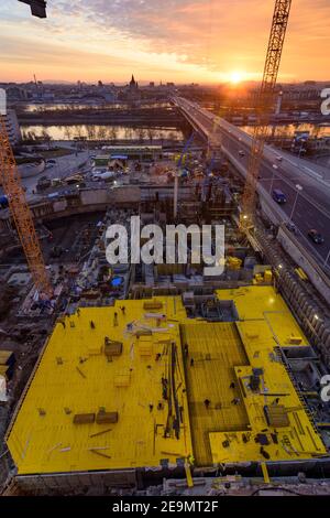 Wien, Wien: Baustellengrube, Kran, Projekt 'Danube Flats', Wiener Innenstadt, Donau, Brücke Reichsbrücke, Sonnenuntergang 00. overv Stockfoto