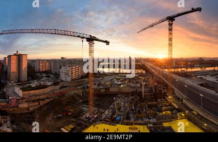 Wien, Wien: Baustellengrube, Kran, Projekt 'Danube Flats', Wiener Innenstadt, Donau, Brücke Reichsbrücke, Sonnenuntergang 00. overv Stockfoto