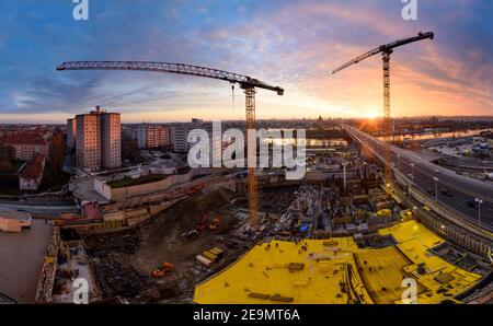 Wien, Wien: Baustellengrube, Kran, Projekt 'Danube Flats', Wiener Innenstadt, Donau, Brücke Reichsbrücke, Sonnenuntergang 00. overv Stockfoto