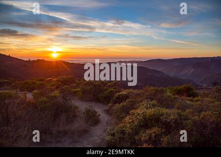 Farbenfrohe Sonnenuntergänge in der Bucht Stockfoto