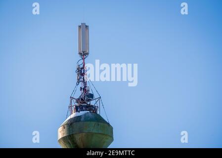 BABITE, LETTLAND. 31st. Januar 2021. Selektiver Fokus für Foto. 5G intelligente Funknetzantenne für Mobiltelefone auf dem Turm. Stockfoto