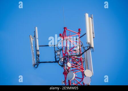 BABITE, LETTLAND. 31st. Januar 2021. Selektiver Fokus für Foto. 5G intelligente Funknetzantenne für Mobiltelefone auf dem Turm. Stockfoto