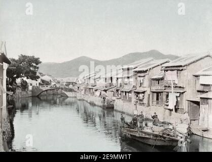 Spät 19th Jahrhundert Fotografie - Blick auf Boot, Häuser und Brücke auf dem Wasser in Nagasaki, Japan Stockfoto