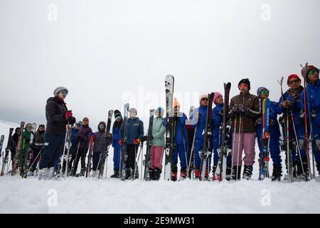 Srinagar, indisch kontrolliertes Kaschmir. Februar 2021, 5th. Skifahrer bereiten sich auf das Skifahren in einem Skigebiet, etwa 48 Kilometer nördlich von Srinagar Stadt, der Sommerhauptstadt des indischen kontrollierten Kaschmir, 5. Februar 2021. Quelle: Javed Dar/Xinhua/Alamy Live News Stockfoto