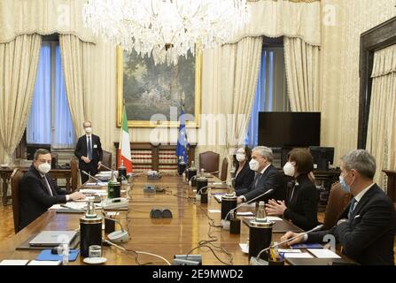 Rom, Italien. Februar 2021, 05th. Rom, Forza Italia Delegation während des Treffens mit Mario Draghi Bild: Mario Draghi, Maria Stella Gelmini, Antonio Tajani, Anna Maria Bernini Kredit: Unabhängige Fotoagentur/Alamy Live News Stockfoto