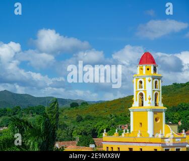 Blick auf den Glockenturm der Iglesia y Convento de San Francisco in Trinidad, Sancti Spíritus, Kuba Stockfoto