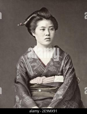 Ende des 19th. Jahrhunderts Fotografie - Porträt einer Geisha sitzend, Japan Stockfoto