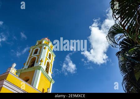 Eine abstrakte Ansicht des Glockenturms der Iglesia y Convento de San Francisco in Trinidad, Sancti Spíritus, Kuba Stockfoto