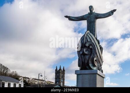 Bantry, West Cork, Irland. Februar 2021, 5th. Die Statue von St. Brendan der Navigator in Bantry Town Square während eines Tages der Wintersonne. Die Temperaturen werden über das Wochenende absinken, und 'Beast from the East II' wird Anfang nächster Woche erwartet. Quelle: AG News/Alamy Live News Stockfoto