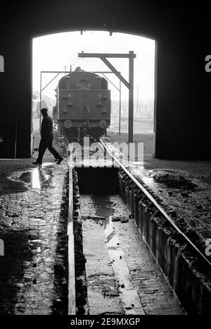British Railways Arbeiter auf Dampflokomotive Wolverhampton 1967 BILD VON DAVID BAGNALL Stockfoto