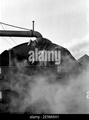 British Railways Arbeiter auf Dampflokomotive Wolverhampton 1967 Stockfoto
