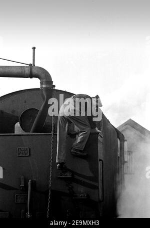 British Railways Arbeiter auf Dampflokomotive Wolverhampton 1967 Stockfoto