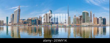 Dubai - das Panorama mit dem neuen Kanal und Wolkenkratzer der Innenstadt. Stockfoto
