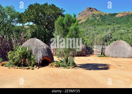 Rundhütten umgeben von kraals und byres für Rinder und Ziegen, Schilfzäune in einem lebenden Museum des Swazi-Lebensstils in den 1850er Jahren, Mantenga, Eswatini Stockfoto