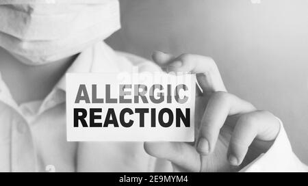 Worte allergische Reaktion auf medizinische Karte in der Hand des Arztes. Medizin Gesundheitskonzept. Stockfoto