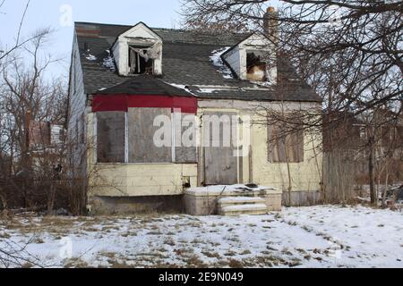 Verlassene und vertaufte Wohnung Kolonialhaus in Detroits Franklin Park Nachbarschaft Stockfoto