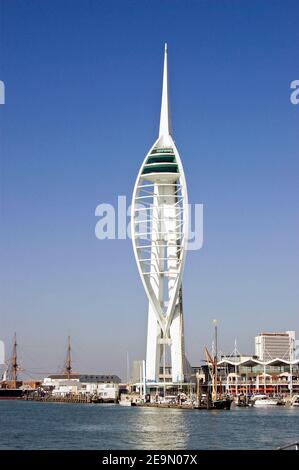 Blick auf den Wahrzeichen Spinnaker Tower in Gunwharf Quays, Portsmouth. Von Spice Island aus gesehen, wurde das Gebiet von der ehemaligen Royal Navy doc Stockfoto