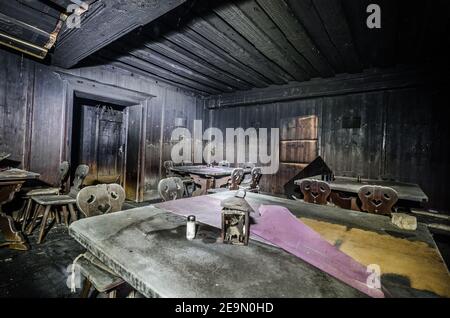 Verkohltes Zimmer im Gästehaus nach dem Feuer Stockfoto