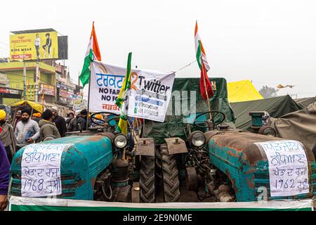 Ein Oldtimer-Traktor während der Bauerndemonstration an der Grenze zu Singhu. Stockfoto