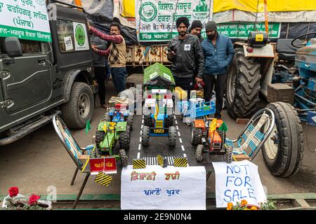 Ein Oldtimer-Traktor während der Bauerndemonstration an der Grenze zu Singhu. Stockfoto