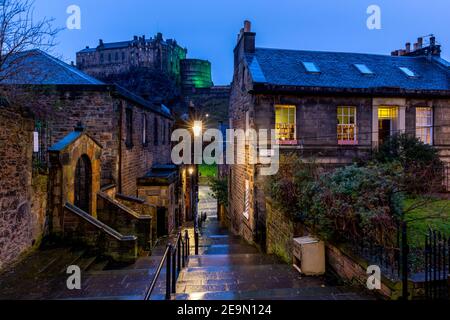 Edinburgh, Großbritannien. Februar 2021, 5th. Edinburgh Castle beleuchtet in grün zur Unterstützung der Nierenkrebs Awareness Week Kredit: David Coulson/Alamy Live News Stockfoto