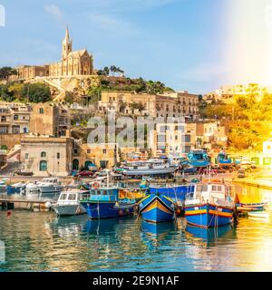 Hafen der Insel Gozo mit seinen Fischerbooten, in Malta im äußersten Süden Europas Stockfoto