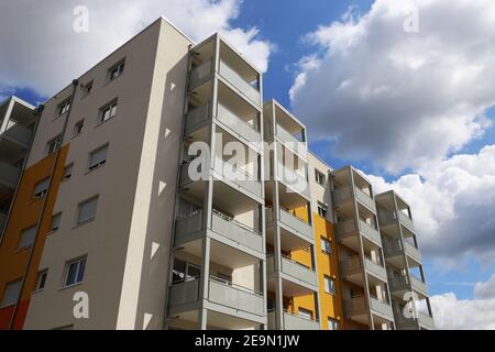 Balkone in einem großen Apartmentgebäude Stockfoto