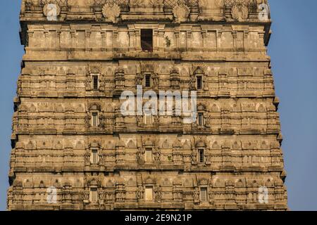 Nahaufnahme von sonnendurchfluteten wunderschönen Designs auf der höchsten Gopura der Welt Oder Gopuram eines Hindu-Tempels in Murdeshwar Temple Complex Die sich im We befindet Stockfoto