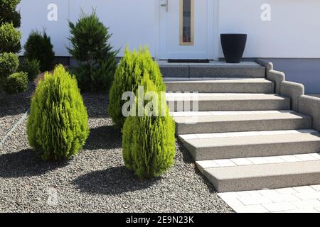 Ordentlich und ordentlich Vorgarten mit massiven Block Stufen, dekorativen Kies und Bepflanzung Stockfoto