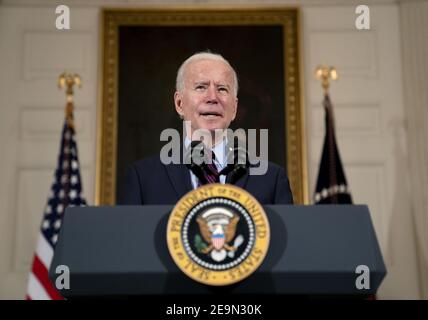 Washington, Usa. Februar 2021, 05th. Präsident Joe Biden spricht am Freitag, February5. 2021, im State Dining Room des Weißen Hauses in Washington über die Wirtschaft. Pool Foto von Stefani Reynolds/UPI Kredit: UPI/Alamy Live Nachrichten Stockfoto