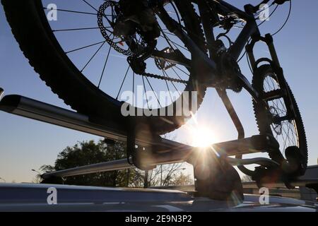 Mountainbike auf dem Dachgepäckträger eines Autos Stockfoto