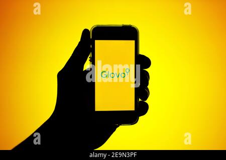 Barcelona, Katalonien, Spanien. Februar 2021, 5th. In dieser Abbildung zeigt das Glovo Logo auf einem Smartphone-Bildschirm. Quelle: Thiago Prudencio/DAX/ZUMA Wire/Alamy Live News Stockfoto