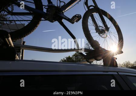 Mountainbike auf dem Dachgepäckträger eines Autos Stockfoto