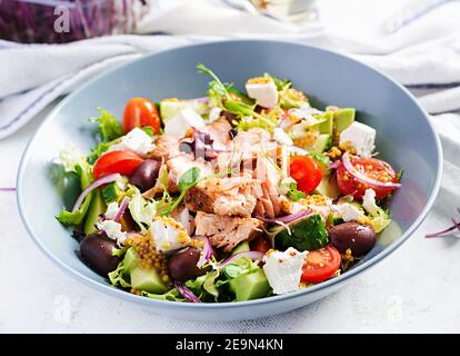 Ketogenes Mittagessen. Griechischer Salat mit gegrilltem Lachs. Gesundes Abendessen. Keto, Paläo-Diät. Stockfoto