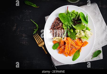 Vegane Mahlzeiten, Mittagessen. Buddha-Schale mit Quinoa, gebratenem Kürbis, Avocado und grünen Kräutern. Vegetarische, gesunde Ernährung Konzept. Draufsicht, Copy SPA Stockfoto