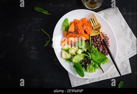 Vegane Mahlzeiten, Mittagessen. Buddha-Schale mit Quinoa, gebratenem Kürbis, Avocado und grünen Kräutern. Vegetarische, gesunde Ernährung Konzept. Draufsicht, Copy SPA Stockfoto