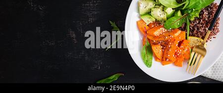 Vegane Mahlzeiten, Mittagessen. Buddha-Schale mit Quinoa, gebratenem Kürbis, Avocado und grünen Kräutern. Vegetarische, gesunde Ernährung Konzept. Draufsicht, Banner Stockfoto