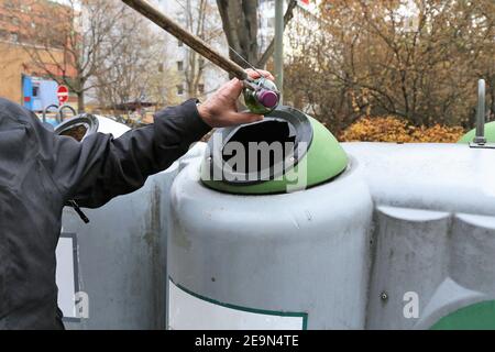 Rentner sammeln Pfandflaschen zur Einkommenszulage (Deutschland) Stockfoto