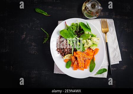 Vegane Mahlzeiten, Mittagessen. Buddha-Schale mit Quinoa, gebratenem Kürbis, Avocado und grünen Kräutern. Vegetarische, gesunde Ernährung Konzept. Draufsicht, Copy SPA Stockfoto