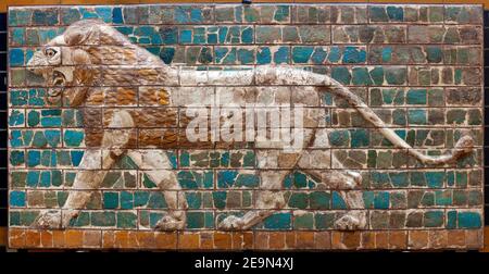 ISTANBUL, TÜRKEI - 16. MÄRZ 2014: Löwe auf babylonischem Mosaik, Fragment des Ishtar-Tores in Istanbul, Türkei, Zusammenführung mehrerer Fotos Stockfoto