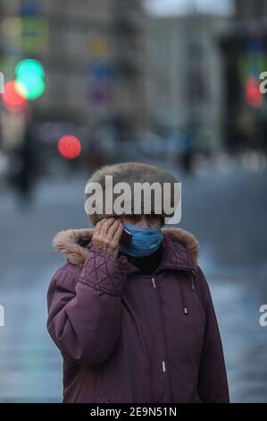 Moskau, Russland. Februar 2021, 5th. Ein Fußgänger trägt Gesichtsmaske Spaziergänge in Moskau, Russland, 5. Februar 2021. Russland registriert 16.688 neue Coronavirus-Fälle in den letzten 24 Stunden, wodurch die landesweite Zählung auf 3.934.606, das Land COVID-19 Response Center sagte in einer Erklärung am Freitag. Quelle: Evgeny Sinitsyn/Xinhua/Alamy Live News Stockfoto