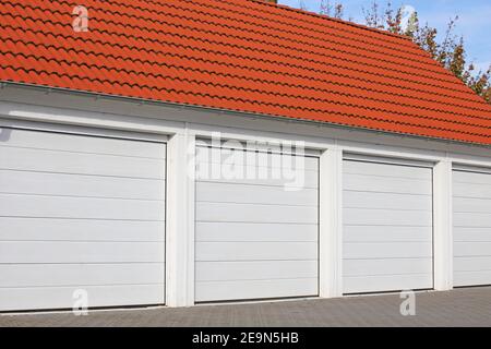 Moderne weiße Garagentore (Sektionaltore) Stockfoto