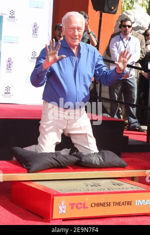 **DATEI FOTO** Christopher Plummer ist verstorben. Christopher Plummer im Bild bei der Christopher Plummer Hand and Foot Print Ceremony im TCL Chinese Theatre am 27. März 2015 in Los Angeles, CA. Quelle: David Edwards/MediaPunch Stockfoto