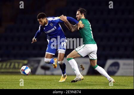 Gillinghams Vadaine Oliver (links) und Lincoln Citys Adam Jackson kämpfen während des Sky Bet League One Matches im Priestfield Stadium, Gillingham, um den Ball. Bilddatum: Freitag, 5. Februar 2021. Stockfoto