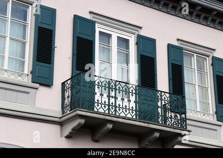 Fenster mit Fensterläden aus Holz Stockfoto